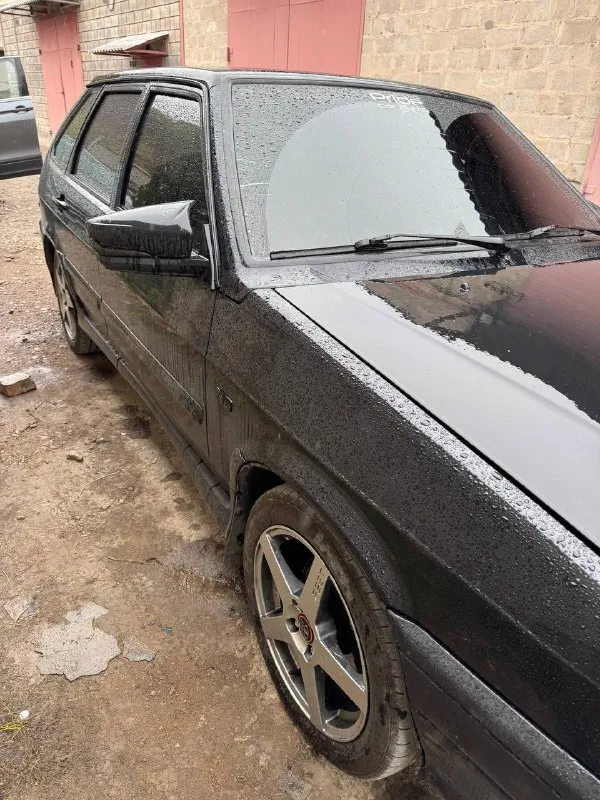 В продаже ваз 2114, 2012 года выпуска, я владелец. после кап. ремонта, не троит не дымит, стоит полная трасса от subaru sound, лед оптика, диски r16 с низко профильной резиной, машину продаю без музыки! стоит планшет 10 дюймовый от пионера, подиуму в дверях под, 20 и 16 динамики, также под рупора. на сиденьях кожаные чехлы с черной строчкой, приора 2 руль. также стоит спортивная подвеска от ss20 с занижением -50. новый аккумулятор, новый генератор выше мощностью на 120 ампер, новый стартер и втяжное, кинуты протяжки с генератора на аккумулятор. по кузову имеются косяки в виде рыжиков, а именно на арках и под лобовым стеклом. с машина полностью в тонере, также отдаю новую зимнюю резину, шипованную на r13 штампах, так же отдам новую крышку багажника, серого цвета, купил а покрасить и поменять времени нет, также есть новый спойлер. машина в техническом плане полностью исправна, цена 220 тысяч рублей, реальному покупателю хороший торг. +7(949)420-35-03. 📞 звоните: +7(949)4203503 - фотография - 4