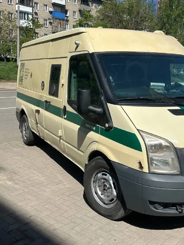 Продается имя-м 19282, 2013 года выпуска (фактически, бронированный ford transit!) уникальное транспортное средство! (от брони осталась бронированная перед, кузов разбронирован для практичности!) гос. номер: m755ba180 vin: z95192820da000333 марка: имя-м 19282 (по документам) модель: imya-m 19282 (фактически ford transit) тип тс: специализированный прочее категория тс: b/ni год выпуска: 2013 шасси (рама) nº: отсутствует кузов (кабина, прицеп) nº: z6fxxxesfxda08190 цвет: бежевый одобрение типа tc nº: e-ru. mt22.b.00135 экологический класс: четвёртый технически допустимая макс. масса: 3500 кг масса в снаряженном состоянии: 2750 кг дополнительная информация: продается надежный и бодрый автомобиль на базе ford transit! броня осталась только в передней части (капсула), что делает его легче и экономичнее в эксплуатации. пробег: 300 000 км расход топлива: всего 12 литров дизеля на 100 км! недавно установлены новые пружины и сцепление (на сумму около 150 000 рублей). автомобиль по 📞 звоните: +7(949)3409726 - фотография - 3