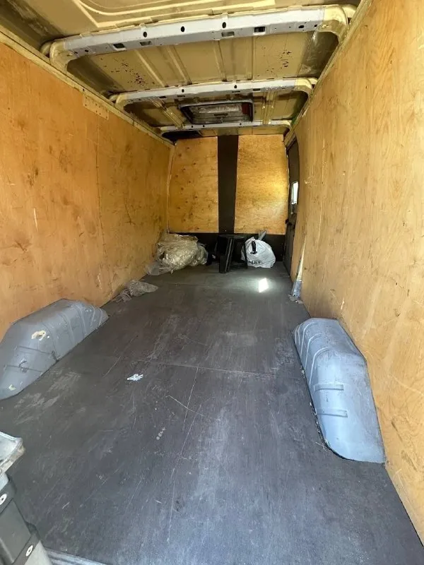 Продается имя-м 19282, 2013 года выпуска (фактически, бронированный ford transit!) уникальное транспортное средство! (от брони осталась бронированная перед, кузов разбронирован для практичности!) гос. номер: m755ba180 vin: z95192820da000333 марка: имя-м 19282 (по документам) модель: imya-m 19282 (фактически ford transit) тип тс: специализированный прочее категория тс: b/ni год выпуска: 2013 шасси (рама) nº: отсутствует кузов (кабина, прицеп) nº: z6fxxxesfxda08190 цвет: бежевый одобрение типа tc nº: e-ru. mt22.b.00135 экологический класс: четвёртый технически допустимая макс. масса: 3500 кг масса в снаряженном состоянии: 2750 кг дополнительная информация: продается надежный и бодрый автомобиль на базе ford transit! броня осталась только в передней части (капсула), что делает его легче и экономичнее в эксплуатации. пробег: 300 000 км расход топлива: всего 12 литров дизеля на 100 км! недавно установлены новые пружины и сцепление (на сумму около 150 000 рублей). автомобиль по 📞 звоните: +7(949)3409726 - фотография - 6