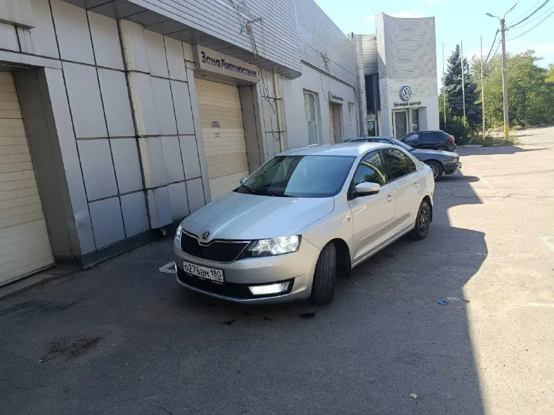 Шкода рапид, 2016 года, пробег 169000,мультируль, подогрев зеркал и сидений, кондиционер, электро стеклоподъёмники 4 шт, хорошие лэд фары и туманки, титановые покрашенные диски, штатная мультимедийная система с экраном, эл. зеркала, 2 ключа, парктроник, подушки безопасности, сервисная книга. +79493828672 игорь - фотография - 2