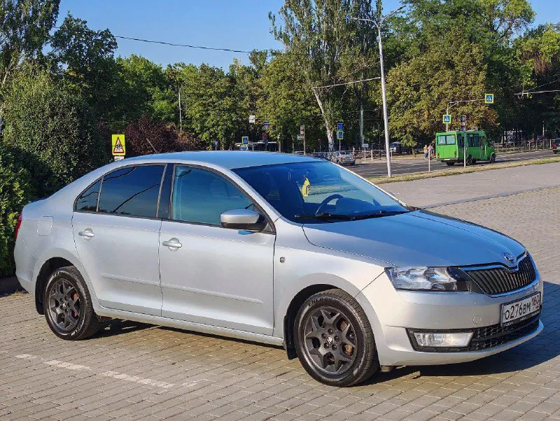 Шкода рапид, 2016 года, пробег 169000,мультируль, подогрев зеркал и сидений, кондиционер, электро стеклоподъёмники 4 шт, хорошие лэд фары и туманки, титановые покрашенные диски, штатная мультимедийная система с экраном, эл. зеркала, 2 ключа, парктроник, подушки безопасности, сервисная книга. +79493828672 игорь - фотография - 5