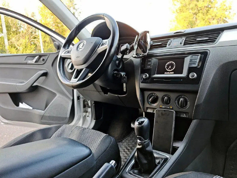 Шкода рапид, 2016 года, пробег 169000,мультируль, подогрев зеркал и сидений, кондиционер, электро стеклоподъёмники 4 шт, хорошие лэд фары и туманки, титановые покрашенные диски, штатная мультимедийная система с экраном, эл. зеркала, 2 ключа, парктроник, подушки безопасности, сервисная книга. +79493828672 игорь - фотография - 7