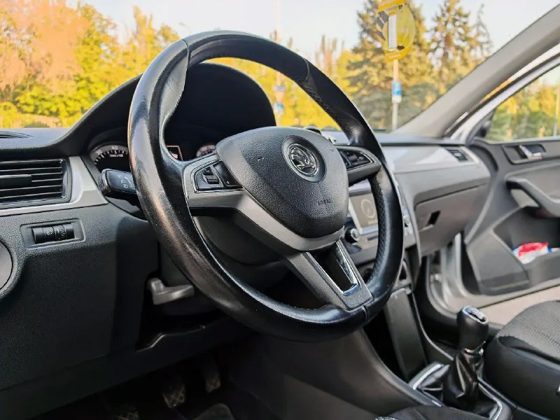 Шкода рапид, 2016 года, пробег 169000,мультируль, подогрев зеркал и сидений, кондиционер, электро стеклоподъёмники 4 шт, хорошие лэд фары и туманки, титановые покрашенные диски, штатная мультимедийная система с экраном, эл. зеркала, 2 ключа, парктроник, подушки безопасности, сервисная книга. +79493828672 игорь - фотография - 8