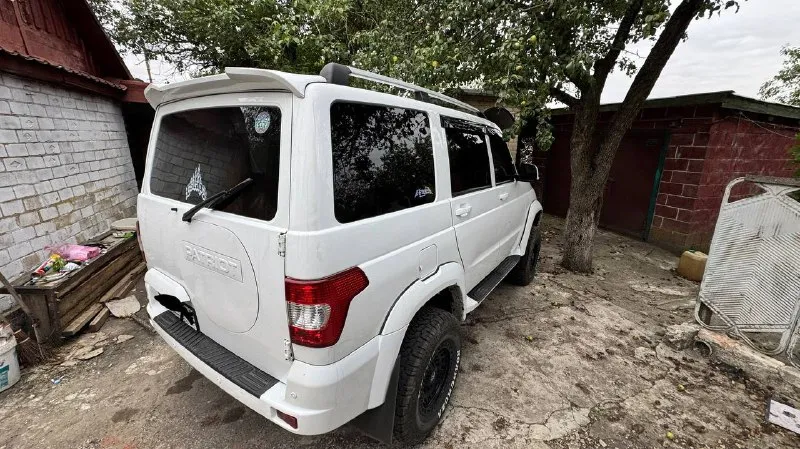 Уаз патриот год: 2018 пробег: 100000км машина в хорошем состоянии, полностью исправна, весь в родной краске, без дтп, стоят сиденья кожа от град чероки, магнитола t'eyes, комплектация "максимум" на электроблокировке, новые диски и резина 25 года, всех изменений написать не хватит, подробнее по телефону. находится в г. волноваха цена: 1.100.000р 📞тел. : +7(949)104-51-98 - фотография - 2