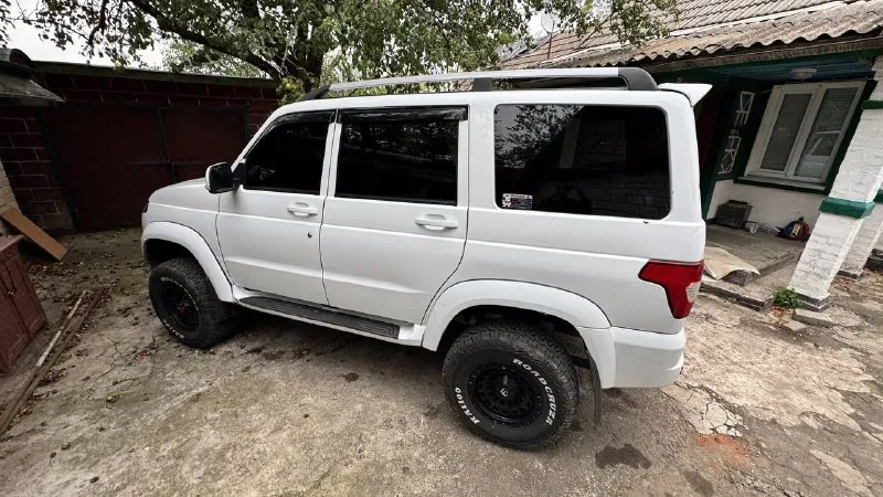 Уаз патриот год: 2018 пробег: 100000км машина в хорошем состоянии, полностью исправна, весь в родной краске, без дтп, стоят сиденья кожа от град чероки, магнитола t'eyes, комплектация "максимум" на электроблокировке, новые диски и резина 25 года, всех изменений написать не хватит, подробнее по телефону. находится в г. волноваха цена: 1.100.000р 📞тел. : +7(949)104-51-98 - фотография - 3