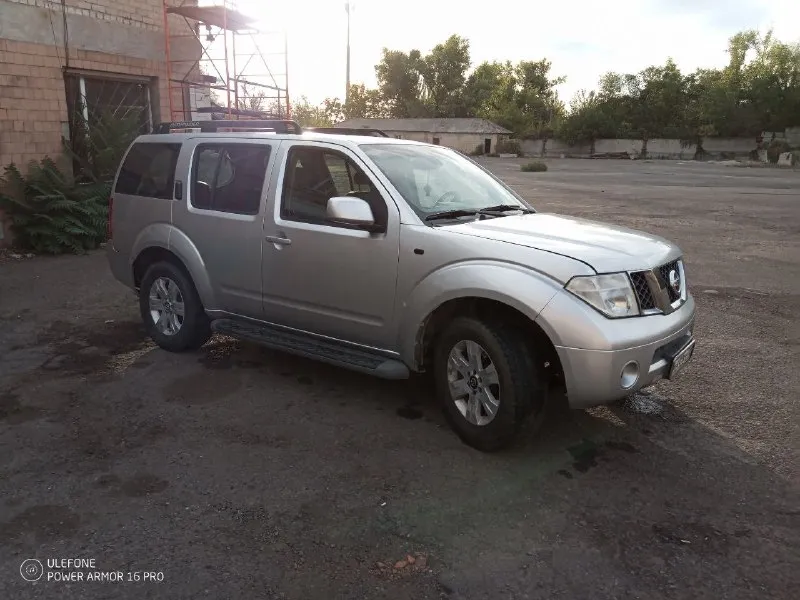 Продаётся мощный и надёжный nissan pathfinder 2006 года с бензиновым мотором 4.0 л — отличный вариант для тех, кто ценит комфорт и уверенность на дороге. ✅ полный привод – настоящая проходимость ✅ просторный салон – удобно для семьи и дальних поездок ✅ технически исправен, вложений не требует ✅ косметические мелочи присутствуют, но на них сделаю адекватную скидку пробег: 275 000 км цена: 900 000 руб. авто в донецке. поставил недавно контрактный мотор с гарантией. возможен обмен на toyota с продажей не спешу номер для связи +7 949 484 0684 📞 звоните: +7(949)4840684 - фотография - 4