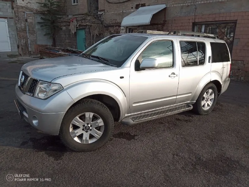 Продаётся мощный и надёжный nissan pathfinder 2006 года с бензиновым мотором 4.0 л — отличный вариант для тех, кто ценит комфорт и уверенность на дороге. ✅ полный привод – настоящая проходимость ✅ просторный салон – удобно для семьи и дальних поездок ✅ технически исправен, вложений не требует ✅ косметические мелочи присутствуют, но на них сделаю адекватную скидку пробег: 275 000 км цена: 900 000 руб. авто в донецке. поставил недавно контрактный мотор с гарантией. возможен обмен на toyota с продажей не спешу номер для связи +7 949 484 0684 📞 звоните: +7(949)4840684 - фотография - 5