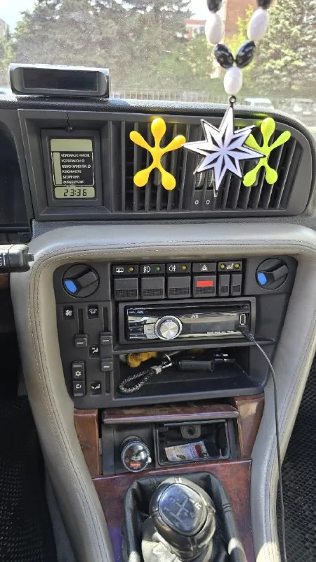 Opel senator v6 3.0 89й год в продаже брычка на заднем приводе с трёхлитровыми v6 на 211 сил и прямоточным выхлопом! на 17 тапочках😎 машина не гнилая от слова совсем, есть небольшие косяки по кузову. коробка механика, работает отлично. комплектация лакшери: эл. зеркала, подогрев передних сидений, эл. люк не течёт, двухзонный климат контроль (не работает), цифровая приборная панель, бортовой компьютер. машина в достойном состоянии для своих лет, документы белые, без штрафов и запретов, с полным переоформлением. цена: 450.000 руб торг возле капота макеевка +79494170238 даниил 📞 звоните: +7(949)4170238 - фотография - 4