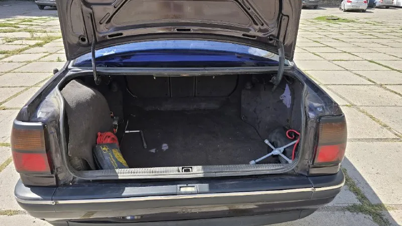 Opel senator v6 3.0 89й год в продаже брычка на заднем приводе с трёхлитровыми v6 на 211 сил и прямоточным выхлопом! на 17 тапочках😎 машина не гнилая от слова совсем, есть небольшие косяки по кузову. коробка механика, работает отлично. комплектация лакшери: эл. зеркала, подогрев передних сидений, эл. люк не течёт, двухзонный климат контроль (не работает), цифровая приборная панель, бортовой компьютер. машина в достойном состоянии для своих лет, документы белые, без штрафов и запретов, с полным переоформлением. цена: 450.000 руб торг возле капота макеевка +79494170238 даниил 📞 звоните: +7(949)4170238 - фотография - 6