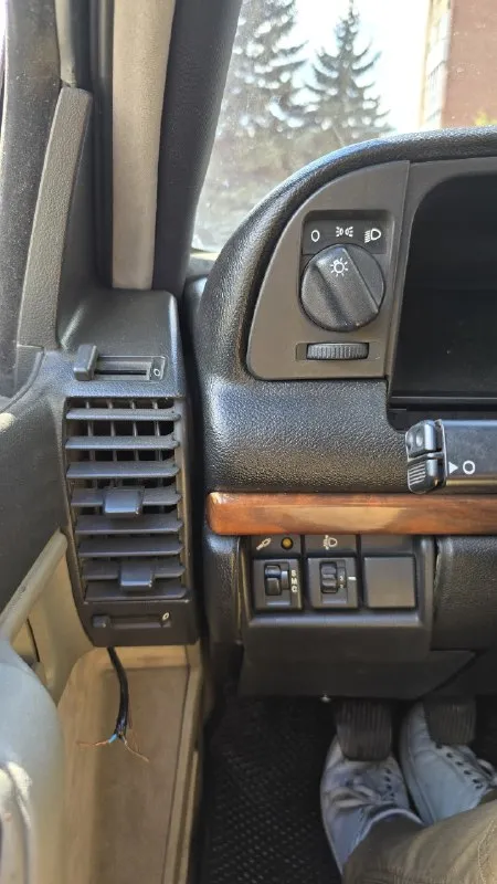 Opel senator v6 3.0 89й год в продаже брычка на заднем приводе с трёхлитровыми v6 на 211 сил и прямоточным выхлопом! на 17 тапочках😎 машина не гнилая от слова совсем, есть небольшие косяки по кузову. коробка механика, работает отлично. комплектация лакшери: эл. зеркала, подогрев передних сидений, эл. люк не течёт, двухзонный климат контроль (не работает), цифровая приборная панель, бортовой компьютер. машина в достойном состоянии для своих лет, документы белые, без штрафов и запретов, с полным переоформлением. цена: 450.000 руб торг возле капота макеевка +79494170238 даниил 📞 звоните: +7(949)4170238 - фотография - 7