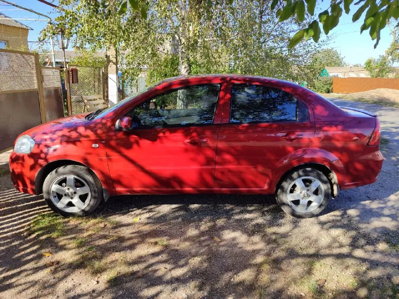 В продаже бюджетный автомобиль в хорошем состоянии chevrolet aveo год выпуска: 2006 пробег: 153 ткм двигатель: 1.4 бензин трансмиссия: механическая ✅ комплектация 4 электростеклоподъёмника, электрорегулировка зеркал, климат контроль ✅ оригинал птс ✅ технически в порядке, не требует срочных вложений, летние и зимние шины ✅ установлена магнитола с камерой заднего вида и сигнализация, недочеты: мелкие повреждения на кузове и салоне стоимость: 450 000 рублей(торг присутствует) звонить +7 949 310 77 91 - фотография - 3