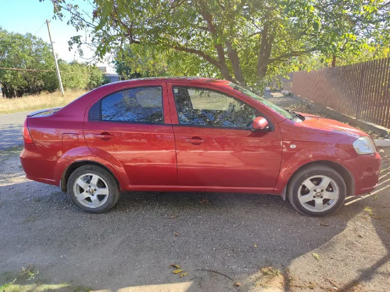 В продаже бюджетный автомобиль в хорошем состоянии chevrolet aveo год выпуска: 2006 пробег: 153 ткм двигатель: 1.4 бензин трансмиссия: механическая ✅ комплектация 4 электростеклоподъёмника, электрорегулировка зеркал, климат контроль ✅ оригинал птс ✅ технически в порядке, не требует срочных вложений, летние и зимние шины ✅ установлена магнитола с камерой заднего вида и сигнализация, недочеты: мелкие повреждения на кузове и салоне стоимость: 450 000 рублей(торг присутствует) звонить +7 949 310 77 91 - фотография - 4
