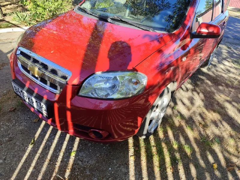 В продаже бюджетный автомобиль в хорошем состоянии chevrolet aveo год выпуска: 2006 пробег: 153 ткм двигатель: 1.4 бензин трансмиссия: механическая ✅ комплектация 4 электростеклоподъёмника, электрорегулировка зеркал, климат контроль ✅ оригинал птс ✅ технически в порядке, не требует срочных вложений, летние и зимние шины ✅ установлена магнитола с камерой заднего вида и сигнализация, недочеты: мелкие повреждения на кузове и салоне стоимость: 450 000 рублей(торг присутствует) звонить +7 949 310 77 91 - фотография - 6