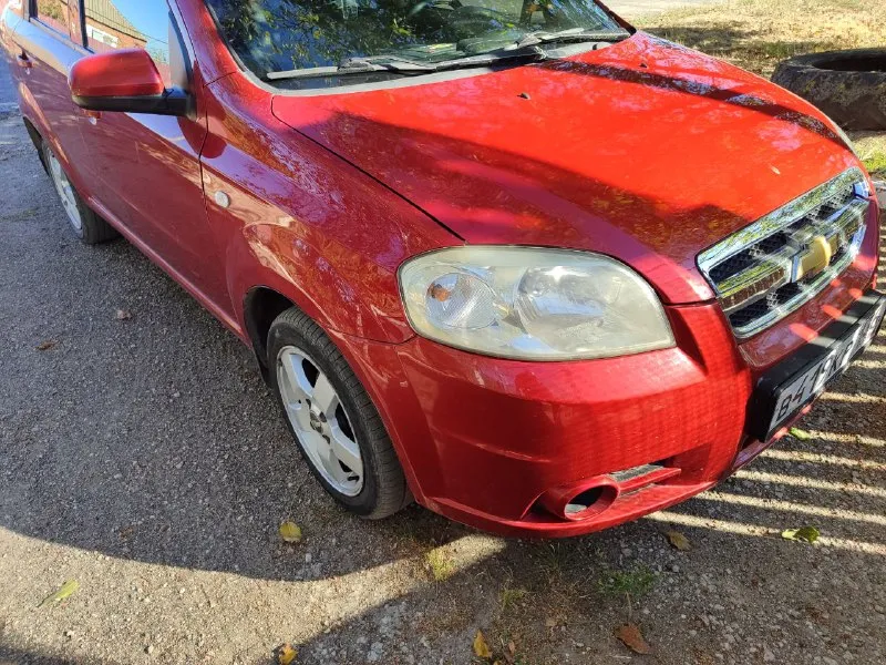 В продаже бюджетный автомобиль в хорошем состоянии chevrolet aveo год выпуска: 2006 пробег: 153 ткм двигатель: 1.4 бензин трансмиссия: механическая ✅ комплектация 4 электростеклоподъёмника, электрорегулировка зеркал, климат контроль ✅ оригинал птс ✅ технически в порядке, не требует срочных вложений, летние и зимние шины ✅ установлена магнитола с камерой заднего вида и сигнализация, недочеты: мелкие повреждения на кузове и салоне стоимость: 450 000 рублей(торг присутствует) звонить +7 949 310 77 91 - фотография - 7