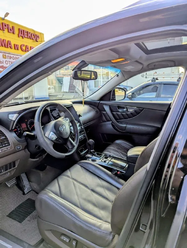 В продаже infiniti 2010 в идеальном состоянии! 🔥 ​если вы ищете машину, в которую не нужно вкладывать ни копейки, – это ваш вариант. сел и поехал! ​✅ двигатель: 3.5 бензин, самый надежный в линейке. в идеальном состоянии, не дымит. ✅ коробка: автомат, работает идеально. ✅ ходовая, кузов, электрика: всё в превосходном состоянии. 3 косметических подкраса. ✅ комплектация: максимальная! кожаный салон без потертостей, люк, потолочный tv, камеры 360, датчики света/дождя. ✅ бонусы: дорогие диски с отличной резиной. ✅ документы: юридически кристально чистая. ​приезжайте на осмотр, не разочаруетесь! ​📍 место осмотра: донецк 💰 цена: 1700.000 ₽ 📞 телефон: +7 949-493-25-03 - фотография - 7
