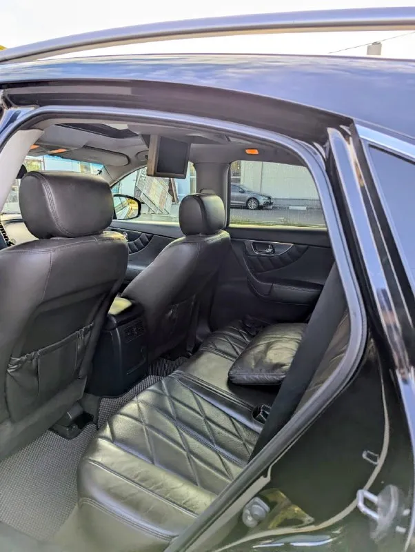 В продаже infiniti 2010 в идеальном состоянии! 🔥 ​если вы ищете машину, в которую не нужно вкладывать ни копейки, – это ваш вариант. сел и поехал! ​✅ двигатель: 3.5 бензин, самый надежный в линейке. в идеальном состоянии, не дымит. ✅ коробка: автомат, работает идеально. ✅ ходовая, кузов, электрика: всё в превосходном состоянии. 3 косметических подкраса. ✅ комплектация: максимальная! кожаный салон без потертостей, люк, потолочный tv, камеры 360, датчики света/дождя. ✅ бонусы: дорогие диски с отличной резиной. ✅ документы: юридически кристально чистая. ​приезжайте на осмотр, не разочаруетесь! ​📍 место осмотра: донецк 💰 цена: 1700.000 ₽ 📞 телефон: +7 949-493-25-03 - фотография - 9