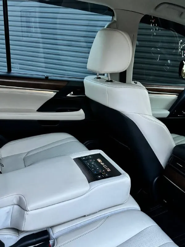 В продаже автомобиль личного пользования lexus lx 450d 2016 достойный, современный, надежный и красивый рамный джип. машина в ухоженном состоянии, все бумаги по обслуживаю имеются. максимальная комплектация для европы, автомобиль официальный покупался в салоне. от автомобиля только положительные эмоции, нужно приезжать смотреть, кататься! салон в хорошем состоянии, светлая кожа с черным интерьером красиво сочитается. расход дизеля в районе 12 литров, родного пробега 168 тысяч. кузов красивый, без нареканий. юридически полностью чистый автомобиль оформлен на меня 180 регион, продажа с переоформлением. осмотр в донецке, в основном в центре. продаю только по причине хочется что-то другое попробовать. поэтому по цене звоните будем общаться, так же интересен обмен с доплатой в обе стороны! много писать не буду, звоните договоримся о встрече, буду общаться с конкретным клиентом. +7 (949) 375-20-75, если не отвечаю, пишите на ватсап 📞 звоните: +7(949)3752075 - фотография - 10