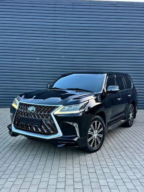 В продаже автомобиль личного пользования lexus lx 450d 2016 достойный, современный, надежный и красивый рамный джип. машина в ухоженном состоянии, все бумаги по обслуживаю имеются. максимальная комплектация для европы, автомобиль официальный покупался в салоне. от автомобиля только положительные эмоции, нужно приезжать смотреть, кататься! салон в хорошем состоянии, светлая кожа с черным интерьером красиво сочитается. расход дизеля в районе 12 литров, родного пробега 168 тысяч. кузов красивый, без нареканий. юридически полностью чистый автомобиль оформлен на меня 180 регион, продажа с переоформлением. осмотр в донецке, в основном в центре. продаю только по причине хочется что-то другое попробовать. поэтому по цене звоните будем общаться, так же интересен обмен с доплатой в обе стороны! много писать не буду, звоните договоримся о встрече, буду общаться с конкретным клиентом. +7 (949) 375-20-75, если не отвечаю, пишите на ватсап 📞 звоните: +7(949)3752075 - фотография - 2