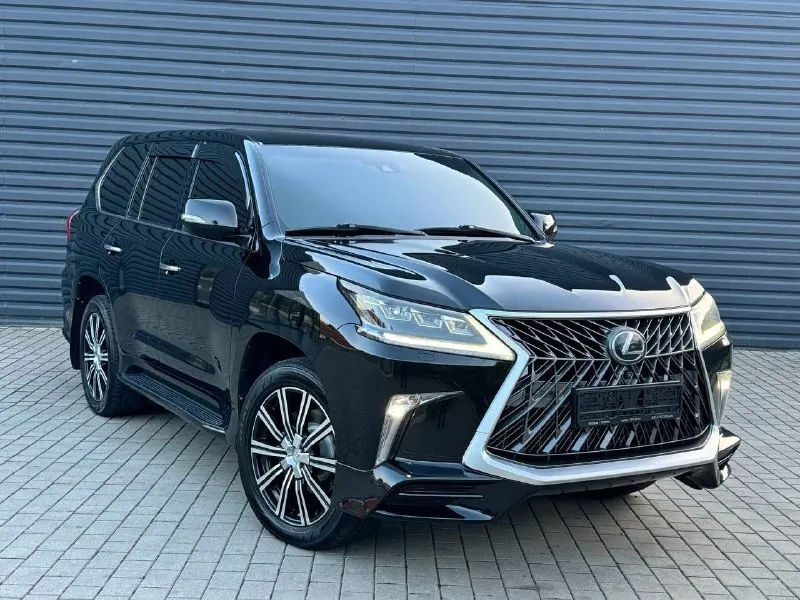 В продаже автомобиль личного пользования lexus lx 450d 2016 достойный, современный, надежный и красивый рамный джип. машина в ухоженном состоянии, все бумаги по обслуживаю имеются. максимальная комплектация для европы, автомобиль официальный покупался в салоне. от автомобиля только положительные эмоции, нужно приезжать смотреть, кататься! салон в хорошем состоянии, светлая кожа с черным интерьером красиво сочитается. расход дизеля в районе 12 литров, родного пробега 168 тысяч. кузов красивый, без нареканий. юридически полностью чистый автомобиль оформлен на меня 180 регион, продажа с переоформлением. осмотр в донецке, в основном в центре. продаю только по причине хочется что-то другое попробовать. поэтому по цене звоните будем общаться, так же интересен обмен с доплатой в обе стороны! много писать не буду, звоните договоримся о встрече, буду общаться с конкретным клиентом. +7 (949) 375-20-75, если не отвечаю, пишите на ватсап 📞 звоните: +7(949)3752075 - фотография - 3
