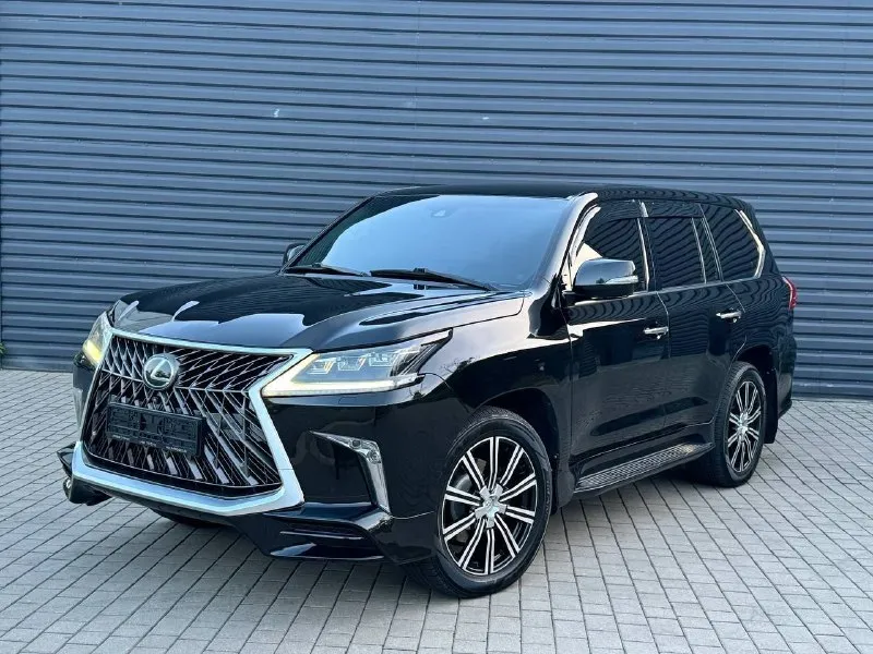 В продаже автомобиль личного пользования lexus lx 450d 2016 достойный, современный, надежный и красивый рамный джип. машина в ухоженном состоянии, все бумаги по обслуживаю имеются. максимальная комплектация для европы, автомобиль официальный покупался в салоне. от автомобиля только положительные эмоции, нужно приезжать смотреть, кататься! салон в хорошем состоянии, светлая кожа с черным интерьером красиво сочитается. расход дизеля в районе 12 литров, родного пробега 168 тысяч. кузов красивый, без нареканий. юридически полностью чистый автомобиль оформлен на меня 180 регион, продажа с переоформлением. осмотр в донецке, в основном в центре. продаю только по причине хочется что-то другое попробовать. поэтому по цене звоните будем общаться, так же интересен обмен с доплатой в обе стороны! много писать не буду, звоните договоримся о встрече, буду общаться с конкретным клиентом. +7 (949) 375-20-75, если не отвечаю, пишите на ватсап 📞 звоните: +7(949)3752075 - фотография - 4