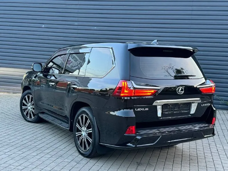 В продаже автомобиль личного пользования lexus lx 450d 2016 достойный, современный, надежный и красивый рамный джип. машина в ухоженном состоянии, все бумаги по обслуживаю имеются. максимальная комплектация для европы, автомобиль официальный покупался в салоне. от автомобиля только положительные эмоции, нужно приезжать смотреть, кататься! салон в хорошем состоянии, светлая кожа с черным интерьером красиво сочитается. расход дизеля в районе 12 литров, родного пробега 168 тысяч. кузов красивый, без нареканий. юридически полностью чистый автомобиль оформлен на меня 180 регион, продажа с переоформлением. осмотр в донецке, в основном в центре. продаю только по причине хочется что-то другое попробовать. поэтому по цене звоните будем общаться, так же интересен обмен с доплатой в обе стороны! много писать не буду, звоните договоримся о встрече, буду общаться с конкретным клиентом. +7 (949) 375-20-75, если не отвечаю, пишите на ватсап 📞 звоните: +7(949)3752075 - фотография - 6