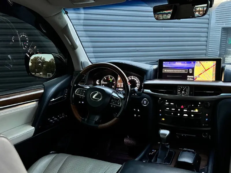 В продаже автомобиль личного пользования lexus lx 450d 2016 достойный, современный, надежный и красивый рамный джип. машина в ухоженном состоянии, все бумаги по обслуживаю имеются. максимальная комплектация для европы, автомобиль официальный покупался в салоне. от автомобиля только положительные эмоции, нужно приезжать смотреть, кататься! салон в хорошем состоянии, светлая кожа с черным интерьером красиво сочитается. расход дизеля в районе 12 литров, родного пробега 168 тысяч. кузов красивый, без нареканий. юридически полностью чистый автомобиль оформлен на меня 180 регион, продажа с переоформлением. осмотр в донецке, в основном в центре. продаю только по причине хочется что-то другое попробовать. поэтому по цене звоните будем общаться, так же интересен обмен с доплатой в обе стороны! много писать не буду, звоните договоримся о встрече, буду общаться с конкретным клиентом. +7 (949) 375-20-75, если не отвечаю, пишите на ватсап 📞 звоните: +7(949)3752075 - фотография - 7