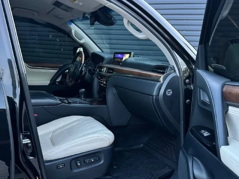 В продаже автомобиль личного пользования lexus lx 450d 2016 достойный, современный, надежный и красивый рамный джип. машина в ухоженном состоянии, все бумаги по обслуживаю имеются. максимальная комплектация для европы, автомобиль официальный покупался в салоне. от автомобиля только положительные эмоции, нужно приезжать смотреть, кататься! салон в хорошем состоянии, светлая кожа с черным интерьером красиво сочитается. расход дизеля в районе 12 литров, родного пробега 168 тысяч. кузов красивый, без нареканий. юридически полностью чистый автомобиль оформлен на меня 180 регион, продажа с переоформлением. осмотр в донецке, в основном в центре. продаю только по причине хочется что-то другое попробовать. поэтому по цене звоните будем общаться, так же интересен обмен с доплатой в обе стороны! много писать не буду, звоните договоримся о встрече, буду общаться с конкретным клиентом. +7 (949) 375-20-75, если не отвечаю, пишите на ватсап 📞 звоните: +7(949)3752075 - фотография - 8