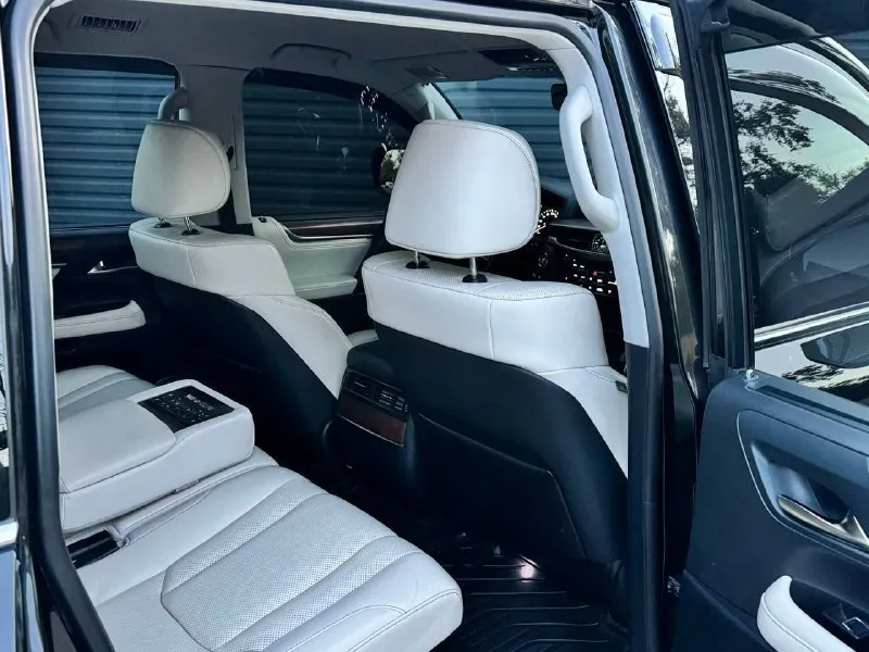 В продаже автомобиль личного пользования lexus lx 450d 2016 достойный, современный, надежный и красивый рамный джип. машина в ухоженном состоянии, все бумаги по обслуживаю имеются. максимальная комплектация для европы, автомобиль официальный покупался в салоне. от автомобиля только положительные эмоции, нужно приезжать смотреть, кататься! салон в хорошем состоянии, светлая кожа с черным интерьером красиво сочитается. расход дизеля в районе 12 литров, родного пробега 168 тысяч. кузов красивый, без нареканий. юридически полностью чистый автомобиль оформлен на меня 180 регион, продажа с переоформлением. осмотр в донецке, в основном в центре. продаю только по причине хочется что-то другое попробовать. поэтому по цене звоните будем общаться, так же интересен обмен с доплатой в обе стороны! много писать не буду, звоните договоримся о встрече, буду общаться с конкретным клиентом. +7 (949) 375-20-75, если не отвечаю, пишите на ватсап 📞 звоните: +7(949)3752075 - фотография - 9