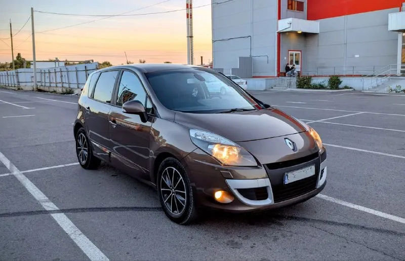 Renault scenic iii, 2.0л, 1 хозяин, без дтп, идеальное состояние! продаётся renault scenic 2011 года в состоянии нового. машина по принципу «сел и поехал» без подводных камней. характеристики: двигатель: 2.0 л (140 л. с.), бензин коробка: автоматическая (классический гидротрансформатор) пробег: 140 000 км (оригинальный) владельцы: 1 птс: оригинал ключевые преимущества: идеальная автотека: без дтп, расчётов и выплат. заводской окрас: ни одна деталь не перекрашивалась. все стёкла родные: включая лобовое. богатая комплектация: двухзонный климат-контроль, круиз-контроль, датчики света/дождя, акпп tiptronic и др. отличное техническое состояние: полностью обслужен. запаска ни разу не ставилась. любые проверки приветствуются. машина для тех, кто ценит честность. цена: [1.000.000] торг у капота. телефон: [ +7 949-493-25-03 ] - фотография - 2