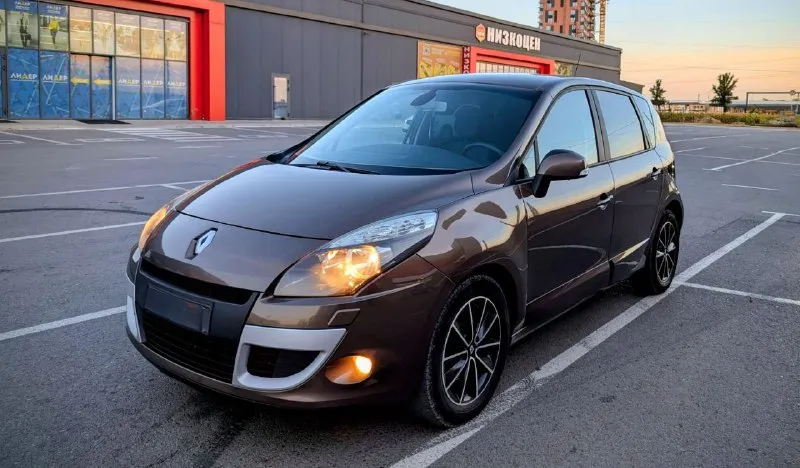 Renault scenic iii, 2.0л, 1 хозяин, без дтп, идеальное состояние! продаётся renault scenic 2011 года в состоянии нового. машина по принципу «сел и поехал» без подводных камней. характеристики: двигатель: 2.0 л (140 л. с.), бензин коробка: автоматическая (классический гидротрансформатор) пробег: 140 000 км (оригинальный) владельцы: 1 птс: оригинал ключевые преимущества: идеальная автотека: без дтп, расчётов и выплат. заводской окрас: ни одна деталь не перекрашивалась. все стёкла родные: включая лобовое. богатая комплектация: двухзонный климат-контроль, круиз-контроль, датчики света/дождя, акпп tiptronic и др. отличное техническое состояние: полностью обслужен. запаска ни разу не ставилась. любые проверки приветствуются. машина для тех, кто ценит честность. цена: [1.000.000] торг у капота. телефон: [ +7 949-493-25-03 ] - фотография - 3