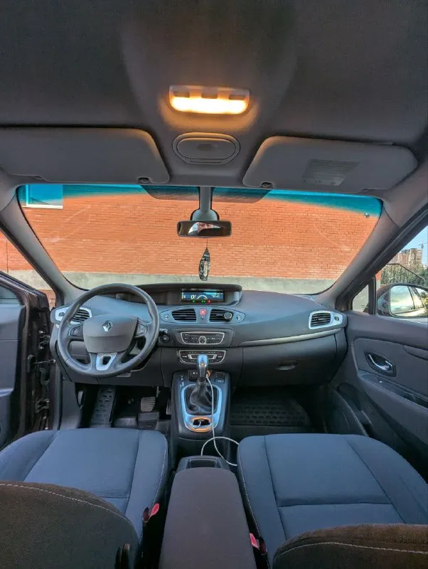 Renault scenic iii, 2.0л, 1 хозяин, без дтп, идеальное состояние! продаётся renault scenic 2011 года в состоянии нового. машина по принципу «сел и поехал» без подводных камней. характеристики: двигатель: 2.0 л (140 л. с.), бензин коробка: автоматическая (классический гидротрансформатор) пробег: 140 000 км (оригинальный) владельцы: 1 птс: оригинал ключевые преимущества: идеальная автотека: без дтп, расчётов и выплат. заводской окрас: ни одна деталь не перекрашивалась. все стёкла родные: включая лобовое. богатая комплектация: двухзонный климат-контроль, круиз-контроль, датчики света/дождя, акпп tiptronic и др. отличное техническое состояние: полностью обслужен. запаска ни разу не ставилась. любые проверки приветствуются. машина для тех, кто ценит честность. цена: [1.000.000] торг у капота. телефон: [ +7 949-493-25-03 ] - фотография - 4