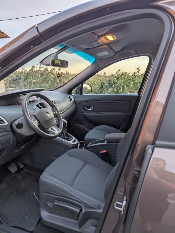 Renault scenic iii, 2.0л, 1 хозяин, без дтп, идеальное состояние! продаётся renault scenic 2011 года в состоянии нового. машина по принципу «сел и поехал» без подводных камней. характеристики: двигатель: 2.0 л (140 л. с.), бензин коробка: автоматическая (классический гидротрансформатор) пробег: 140 000 км (оригинальный) владельцы: 1 птс: оригинал ключевые преимущества: идеальная автотека: без дтп, расчётов и выплат. заводской окрас: ни одна деталь не перекрашивалась. все стёкла родные: включая лобовое. богатая комплектация: двухзонный климат-контроль, круиз-контроль, датчики света/дождя, акпп tiptronic и др. отличное техническое состояние: полностью обслужен. запаска ни разу не ставилась. любые проверки приветствуются. машина для тех, кто ценит честность. цена: [1.000.000] торг у капота. телефон: [ +7 949-493-25-03 ] - фотография - 6