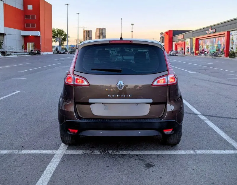 Renault scenic iii, 2.0л, 1 хозяин, без дтп, идеальное состояние! продаётся renault scenic 2011 года в состоянии нового. машина по принципу «сел и поехал» без подводных камней. характеристики: двигатель: 2.0 л (140 л. с.), бензин коробка: автоматическая (классический гидротрансформатор) пробег: 140 000 км (оригинальный) владельцы: 1 птс: оригинал ключевые преимущества: идеальная автотека: без дтп, расчётов и выплат. заводской окрас: ни одна деталь не перекрашивалась. все стёкла родные: включая лобовое. богатая комплектация: двухзонный климат-контроль, круиз-контроль, датчики света/дождя, акпп tiptronic и др. отличное техническое состояние: полностью обслужен. запаска ни разу не ставилась. любые проверки приветствуются. машина для тех, кто ценит честность. цена: [1.000.000] торг у капота. телефон: [ +7 949-493-25-03 ] - фотография - 9