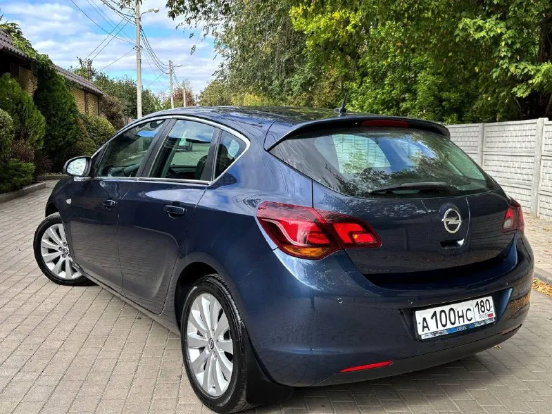 Opel astra j рейсталенг год выпуска 2012 конец, объем двигателя 1.6 16v кпп 5 ступенчатая родной пробег 158.000 т км один владелец, авто, всю жизнь, в одной семье, состояние кузова впечатляет рыжиков сколов и тд нет ! авто в отличном состояние в красивом цвете синий металлик, богатая комплектация, круиз контроль, двух зонный климат контроль, датчик света, датчик дождя, комбинированный салон, подогрев сидений, подогрев руля, подогрев стекла, полный электростеклопакет, парктроники, хорошая акустика, комплект резины с дисками, две пары заводских ключей, сервисные книжки и т. п, автомобиль без вложений! готов на любое сто я владелец по документам продаже с оформлением в мрэо осмотр г. донецк цена 725.000.р аргументированный торг номер телефона +79494873571 - фотография - 4