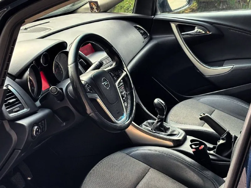 Opel astra j рейсталенг год выпуска 2012 конец, объем двигателя 1.6 16v кпп 5 ступенчатая родной пробег 158.000 т км один владелец, авто, всю жизнь, в одной семье, состояние кузова впечатляет рыжиков сколов и тд нет ! авто в отличном состояние в красивом цвете синий металлик, богатая комплектация, круиз контроль, двух зонный климат контроль, датчик света, датчик дождя, комбинированный салон, подогрев сидений, подогрев руля, подогрев стекла, полный электростеклопакет, парктроники, хорошая акустика, комплект резины с дисками, две пары заводских ключей, сервисные книжки и т. п, автомобиль без вложений! готов на любое сто я владелец по документам продаже с оформлением в мрэо осмотр г. донецк цена 725.000.р аргументированный торг номер телефона +79494873571 - фотография - 6