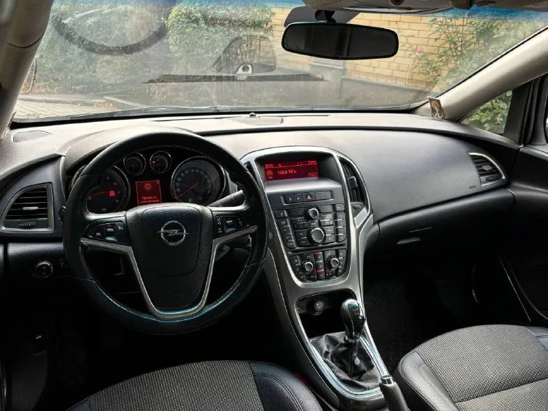 Opel astra j рейсталенг год выпуска 2012 конец, объем двигателя 1.6 16v кпп 5 ступенчатая родной пробег 158.000 т км один владелец, авто, всю жизнь, в одной семье, состояние кузова впечатляет рыжиков сколов и тд нет ! авто в отличном состояние в красивом цвете синий металлик, богатая комплектация, круиз контроль, двух зонный климат контроль, датчик света, датчик дождя, комбинированный салон, подогрев сидений, подогрев руля, подогрев стекла, полный электростеклопакет, парктроники, хорошая акустика, комплект резины с дисками, две пары заводских ключей, сервисные книжки и т. п, автомобиль без вложений! готов на любое сто я владелец по документам продаже с оформлением в мрэо осмотр г. донецк цена 725.000.р аргументированный торг номер телефона +79494873571 - фотография - 8