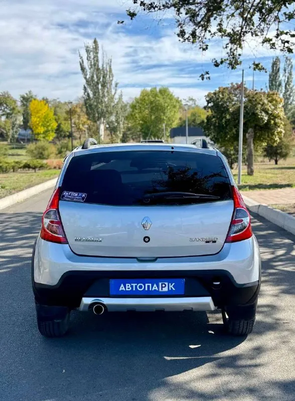 🦛 renault sandero stepway 💰цена: 700 000р 🏢город: мариуполь 📅год выпуска: 2012 🧾пробег: 193 549 км. ⚙️двигатель: 1.6 8v. ⛽топливо: бензин ⚙️кпп: механика телефон: +7-949-727-41-51 +7-949-551-91-52 +7-989-263-55-56 💾 описание: ✅ отличное состояние ✅ оригинальный пробег ✅ оцинкованный кузов ✅ южная эксплуатация ✅ техническая часть на 5+ ✅ заводская краска (один косметический подкова) 🚙 двигатель k7m 1.6 8v самый простой и надежный в линейке, ходовая без посторонних звуков, мягкая, высокий клиренс. салон в отличном состоянии. ❄️ кондиционер (холодит шикарно), гур, abs, 2 подушки безопасности, магнитола с bluetooth, подогрев сидений, птф, отличная летняя резина, сигнализация с автозапуском. улица шевченко 269 🏦 возможна продажа в кредит по двум документам. - фотография - 4