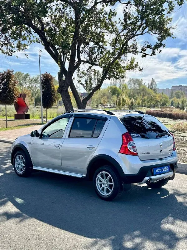 🦛 renault sandero stepway 💰цена: 700 000р 🏢город: мариуполь 📅год выпуска: 2012 🧾пробег: 193 549 км. ⚙️двигатель: 1.6 8v. ⛽топливо: бензин ⚙️кпп: механика телефон: +7-949-727-41-51 +7-949-551-91-52 +7-989-263-55-56 💾 описание: ✅ отличное состояние ✅ оригинальный пробег ✅ оцинкованный кузов ✅ южная эксплуатация ✅ техническая часть на 5+ ✅ заводская краска (один косметический подкова) 🚙 двигатель k7m 1.6 8v самый простой и надежный в линейке, ходовая без посторонних звуков, мягкая, высокий клиренс. салон в отличном состоянии. ❄️ кондиционер (холодит шикарно), гур, abs, 2 подушки безопасности, магнитола с bluetooth, подогрев сидений, птф, отличная летняя резина, сигнализация с автозапуском. улица шевченко 269 🏦 возможна продажа в кредит по двум документам. - фотография - 5