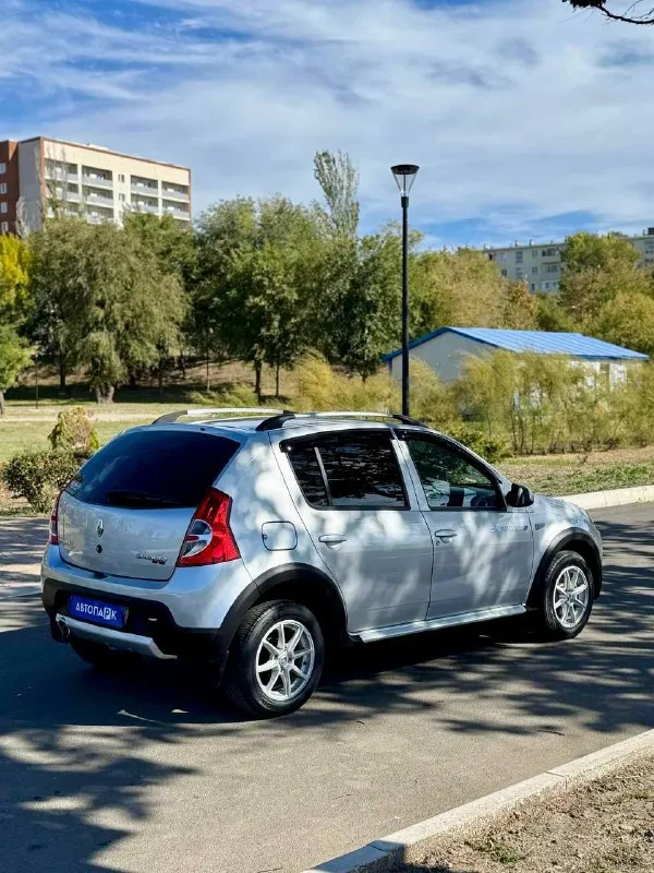 🦛 renault sandero stepway 💰цена: 700 000р 🏢город: мариуполь 📅год выпуска: 2012 🧾пробег: 193 549 км. ⚙️двигатель: 1.6 8v. ⛽топливо: бензин ⚙️кпп: механика телефон: +7-949-727-41-51 +7-949-551-91-52 +7-989-263-55-56 💾 описание: ✅ отличное состояние ✅ оригинальный пробег ✅ оцинкованный кузов ✅ южная эксплуатация ✅ техническая часть на 5+ ✅ заводская краска (один косметический подкова) 🚙 двигатель k7m 1.6 8v самый простой и надежный в линейке, ходовая без посторонних звуков, мягкая, высокий клиренс. салон в отличном состоянии. ❄️ кондиционер (холодит шикарно), гур, abs, 2 подушки безопасности, магнитола с bluetooth, подогрев сидений, птф, отличная летняя резина, сигнализация с автозапуском. улица шевченко 269 🏦 возможна продажа в кредит по двум документам. - фотография - 6