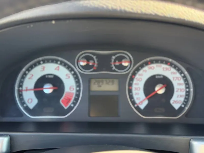 🔘 renault laguna 💰цена: 550 000р 🏢город: мариуполь 📅год выпуска: 2006 🧾пробег: 289 729 км. ⚙️двигатель: 1.6 16v ⛽топливо: бензин ⚙️кпп: механика 📞телефон: +7-949-727-41-51 +7-949-551-91-52 +7-989-263-55-56 💾 описание: ✅ оцинкованный кузов, весь в родной краске (один косметический окрас) ✅ оригинальный пробег ✅ техническая часть на 5+ ✅ лифтбэк - огромный багажник ❗️гбо евро-4 вписано в птс 🚙 легендарный двигатель k4m 1.6 16v простой и надежный. ходовая без посторонних звуков, мягкая, высокий клиренс. салон в отличном состоянии. ❄️ двухзонный климат-контроль (холодит шикарно), abs, гидроусилитель руля, подушки безопасности, полный электопакет, подогрев сидений, птф, литые диски, кожаный комбинированный салон, start/stop. улица шевченко 269 🏦 возможна продажа в кредит по двум документам. - фотография - 10