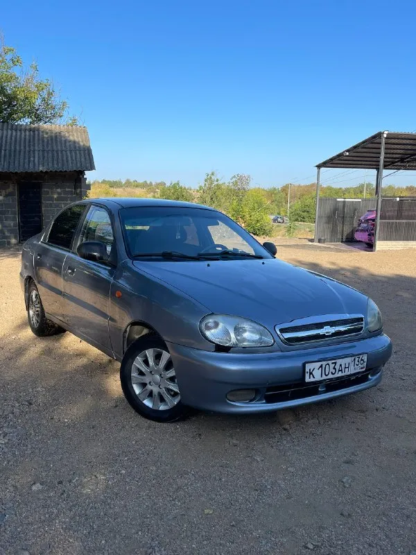Продам chevrolet lanos в рабочем состоянии. цена: 175.000 руб. + торг. из того, что было сделано: ступичные подшипники, шаровые, салейнтблоки, сальники, рулевые наконечники, стойки стабилизатора, втулки стабилизатора, задние амортизаторы, левый рычаг в сборе, свечи, комплект грм с роликом. замена масла в двс и кпп, все фильтра. максимальная комплектация sx: подушка безопасности, передние электростеклоподъемники, бортовой компьютер, магнитофон аура, 4 колонки, кондиционер, подогрев зеркал, гур, сигнализация, задний парктроник. год выпуска: 2009 г. двигатель: 1.5 пробег: 262.017 км. кпп: механическая, 5-ти ступенчатая. по двигателю никаких нареканий нет. коробка также переключает плавно каждую передачу, не хрустит, не вылетает. кузов в нормальном состоянии для 2009 года (есть косяк по заднему правому крылу, на скорость не влияет). нужно понимать, что авто не новое. в идеале она была в 2009 году !!! из вложений: 1. нужно заменить сальник гура. 2. левую опору в сборе. к 📞 звоните: +7(949)5041430 - фотография - 2