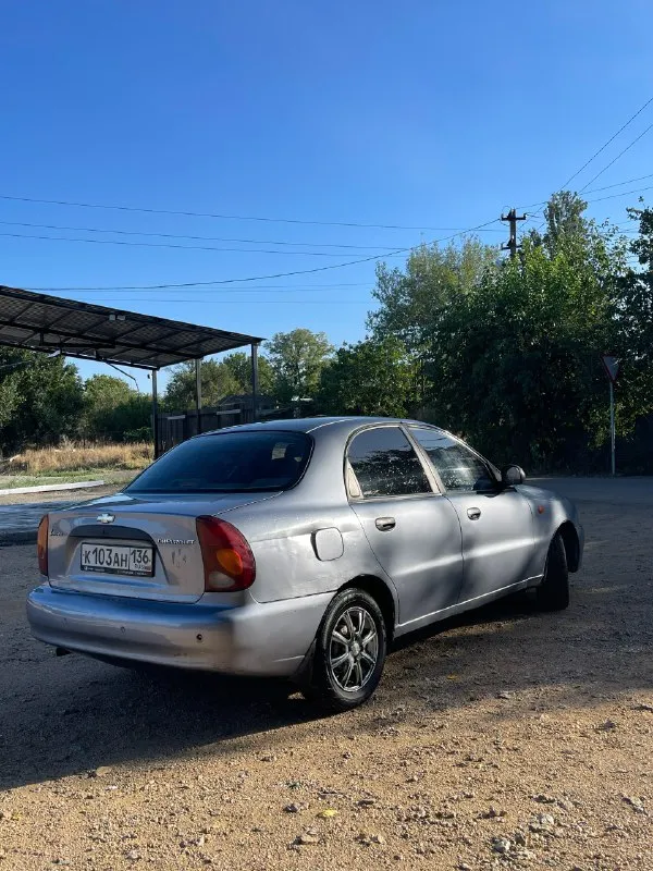 Продам chevrolet lanos в рабочем состоянии. цена: 175.000 руб. + торг. из того, что было сделано: ступичные подшипники, шаровые, салейнтблоки, сальники, рулевые наконечники, стойки стабилизатора, втулки стабилизатора, задние амортизаторы, левый рычаг в сборе, свечи, комплект грм с роликом. замена масла в двс и кпп, все фильтра. максимальная комплектация sx: подушка безопасности, передние электростеклоподъемники, бортовой компьютер, магнитофон аура, 4 колонки, кондиционер, подогрев зеркал, гур, сигнализация, задний парктроник. год выпуска: 2009 г. двигатель: 1.5 пробег: 262.017 км. кпп: механическая, 5-ти ступенчатая. по двигателю никаких нареканий нет. коробка также переключает плавно каждую передачу, не хрустит, не вылетает. кузов в нормальном состоянии для 2009 года (есть косяк по заднему правому крылу, на скорость не влияет). нужно понимать, что авто не новое. в идеале она была в 2009 году !!! из вложений: 1. нужно заменить сальник гура. 2. левую опору в сборе. к 📞 звоните: +7(949)5041430 - фотография - 3