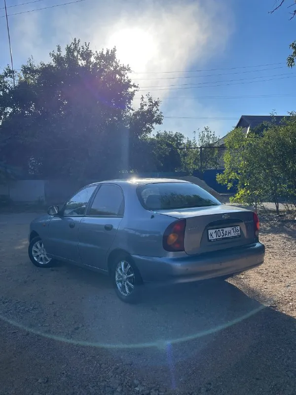 Продам chevrolet lanos в рабочем состоянии. цена: 175.000 руб. + торг. из того, что было сделано: ступичные подшипники, шаровые, салейнтблоки, сальники, рулевые наконечники, стойки стабилизатора, втулки стабилизатора, задние амортизаторы, левый рычаг в сборе, свечи, комплект грм с роликом. замена масла в двс и кпп, все фильтра. максимальная комплектация sx: подушка безопасности, передние электростеклоподъемники, бортовой компьютер, магнитофон аура, 4 колонки, кондиционер, подогрев зеркал, гур, сигнализация, задний парктроник. год выпуска: 2009 г. двигатель: 1.5 пробег: 262.017 км. кпп: механическая, 5-ти ступенчатая. по двигателю никаких нареканий нет. коробка также переключает плавно каждую передачу, не хрустит, не вылетает. кузов в нормальном состоянии для 2009 года (есть косяк по заднему правому крылу, на скорость не влияет). нужно понимать, что авто не новое. в идеале она была в 2009 году !!! из вложений: 1. нужно заменить сальник гура. 2. левую опору в сборе. к 📞 звоните: +7(949)5041430 - фотография - 4