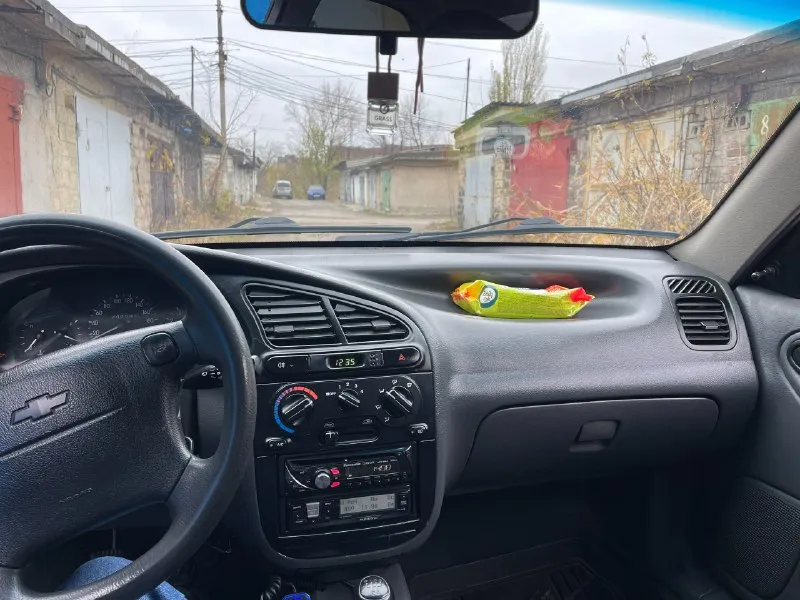 Продам chevrolet lanos в рабочем состоянии. цена: 175.000 руб. + торг. из того, что было сделано: ступичные подшипники, шаровые, салейнтблоки, сальники, рулевые наконечники, стойки стабилизатора, втулки стабилизатора, задние амортизаторы, левый рычаг в сборе, свечи, комплект грм с роликом. замена масла в двс и кпп, все фильтра. максимальная комплектация sx: подушка безопасности, передние электростеклоподъемники, бортовой компьютер, магнитофон аура, 4 колонки, кондиционер, подогрев зеркал, гур, сигнализация, задний парктроник. год выпуска: 2009 г. двигатель: 1.5 пробег: 262.017 км. кпп: механическая, 5-ти ступенчатая. по двигателю никаких нареканий нет. коробка также переключает плавно каждую передачу, не хрустит, не вылетает. кузов в нормальном состоянии для 2009 года (есть косяк по заднему правому крылу, на скорость не влияет). нужно понимать, что авто не новое. в идеале она была в 2009 году !!! из вложений: 1. нужно заменить сальник гура. 2. левую опору в сборе. к 📞 звоните: +7(949)5041430 - фотография - 6