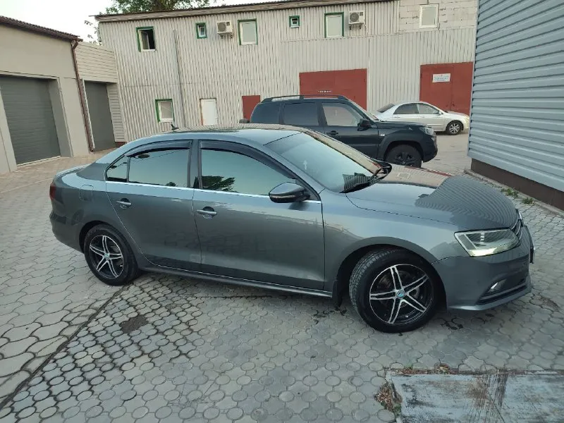Продам свой автомобиль фольксваген джета 6 официальный европейка 2016г объем 1.6 автомат пробег 70000 т один хозяин собственник машина мариупольская состоянии как новая вся в заводской краски не одна деталь не крашена не снималась комплект зимней резины на родных дисках два ключа книга цена 2.0 млн +79497244690 - фотография - 2