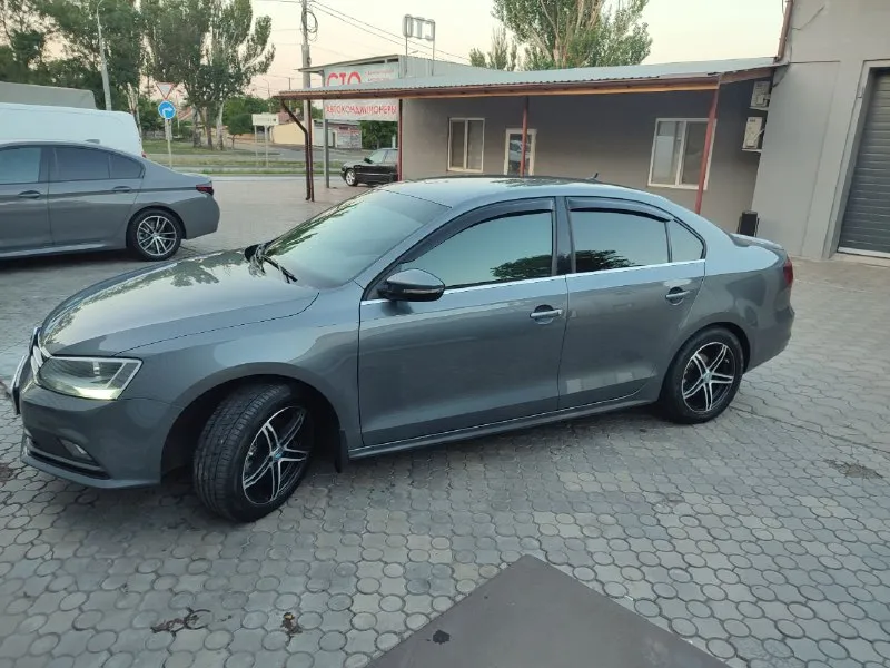 Продам свой автомобиль фольксваген джета 6 официальный европейка 2016г объем 1.6 автомат пробег 70000 т один хозяин собственник машина мариупольская состоянии как новая вся в заводской краски не одна деталь не крашена не снималась комплект зимней резины на родных дисках два ключа книга цена 2.0 млн +79497244690 - фотография - 3