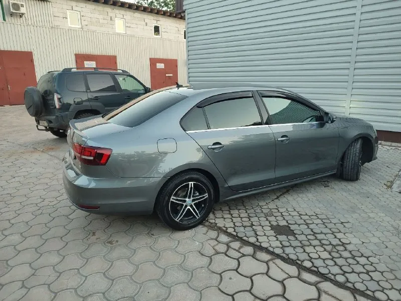 Продам свой автомобиль фольксваген джета 6 официальный европейка 2016г объем 1.6 автомат пробег 70000 т один хозяин собственник машина мариупольская состоянии как новая вся в заводской краски не одна деталь не крашена не снималась комплект зимней резины на родных дисках два ключа книга цена 2.0 млн +79497244690 - фотография - 4