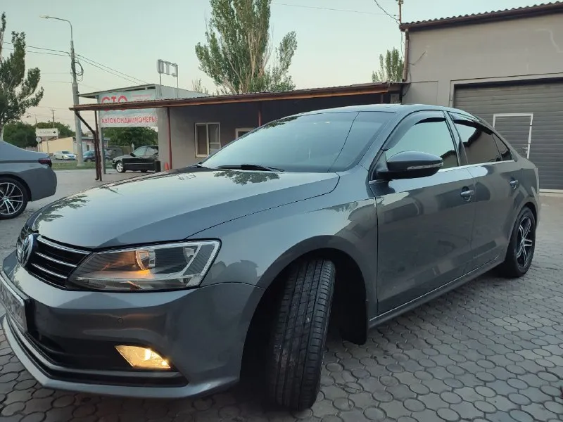 Продам свой автомобиль фольксваген джета 6 официальный европейка 2016г объем 1.6 автомат пробег 70000 т один хозяин собственник машина мариупольская состоянии как новая вся в заводской краски не одна деталь не крашена не снималась комплект зимней резины на родных дисках два ключа книга цена 2.0 млн +79497244690 - фотография - 5