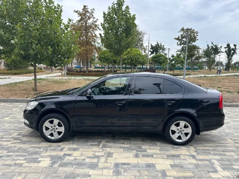 Шкода октавия а5 2010 года 1.6 механика пробег 189000тыс родной. автомобиль в идеальном состоянии полностью обслужен и не требует никаких вложений хорошая комплектация климат контроль датчик света дождя полный электропакет музыка болеро колеса r16 на отличной резине тоя два комплекта ключей сигнализация с автозапуском осмотр город мариуполь цена 900000тыс рублей по всем вопросам звоните +79497195733 - фотография - 5