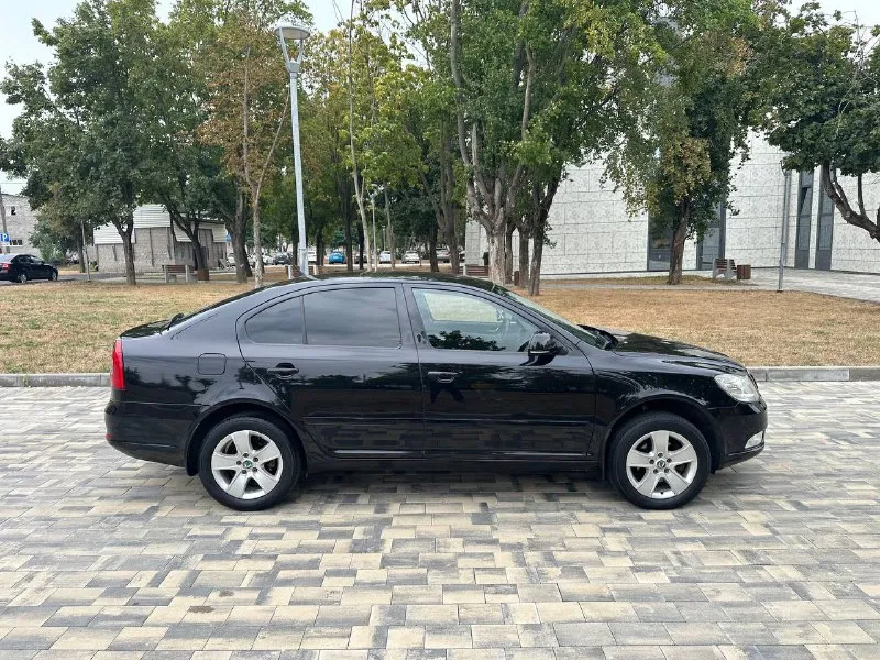 Шкода октавия а5 2010 года 1.6 механика пробег 189000тыс родной. автомобиль в идеальном состоянии полностью обслужен и не требует никаких вложений хорошая комплектация климат контроль датчик света дождя полный электропакет музыка болеро колеса r16 на отличной резине тоя два комплекта ключей сигнализация с автозапуском осмотр город мариуполь цена 900000тыс рублей по всем вопросам звоните +79497195733 - фотография - 8